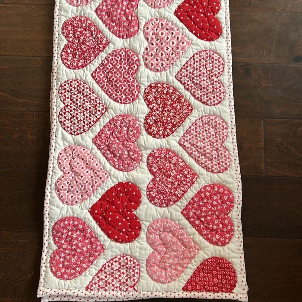 Nicole Miller Valentines Day Quilted Table Runner Reversible Red Pink Hearts New